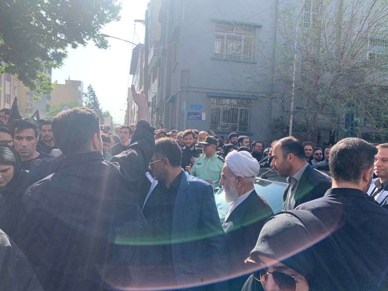 تصاویری از مقامات بلندپایه نظامی و سیاسی در خیابان های تهران/گپ و گفت مردم با سردار حاجی زاده /عارف هم آمد