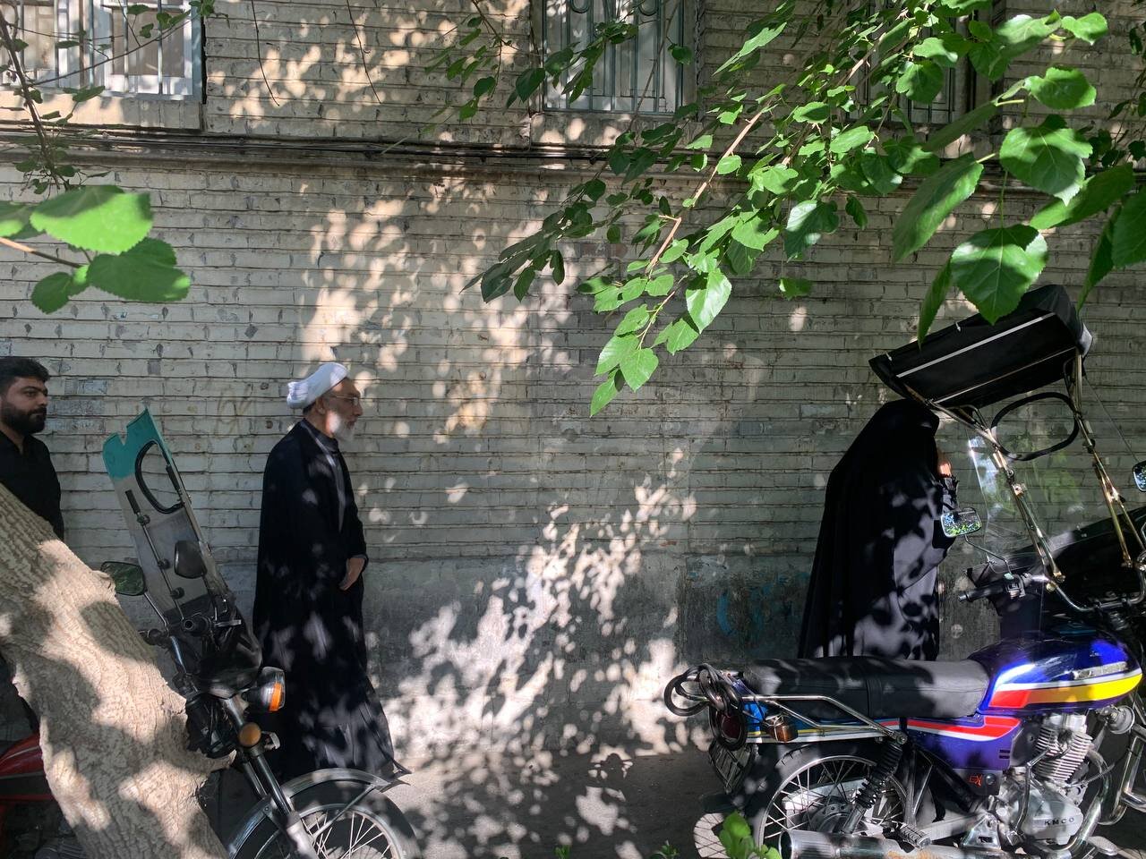 تصاویری از مقامات بلندپایه نظامی و سیاسی در خیابان های تهران/گپ و گفت مردم با سردار حاجی زاده /عارف هم آمد