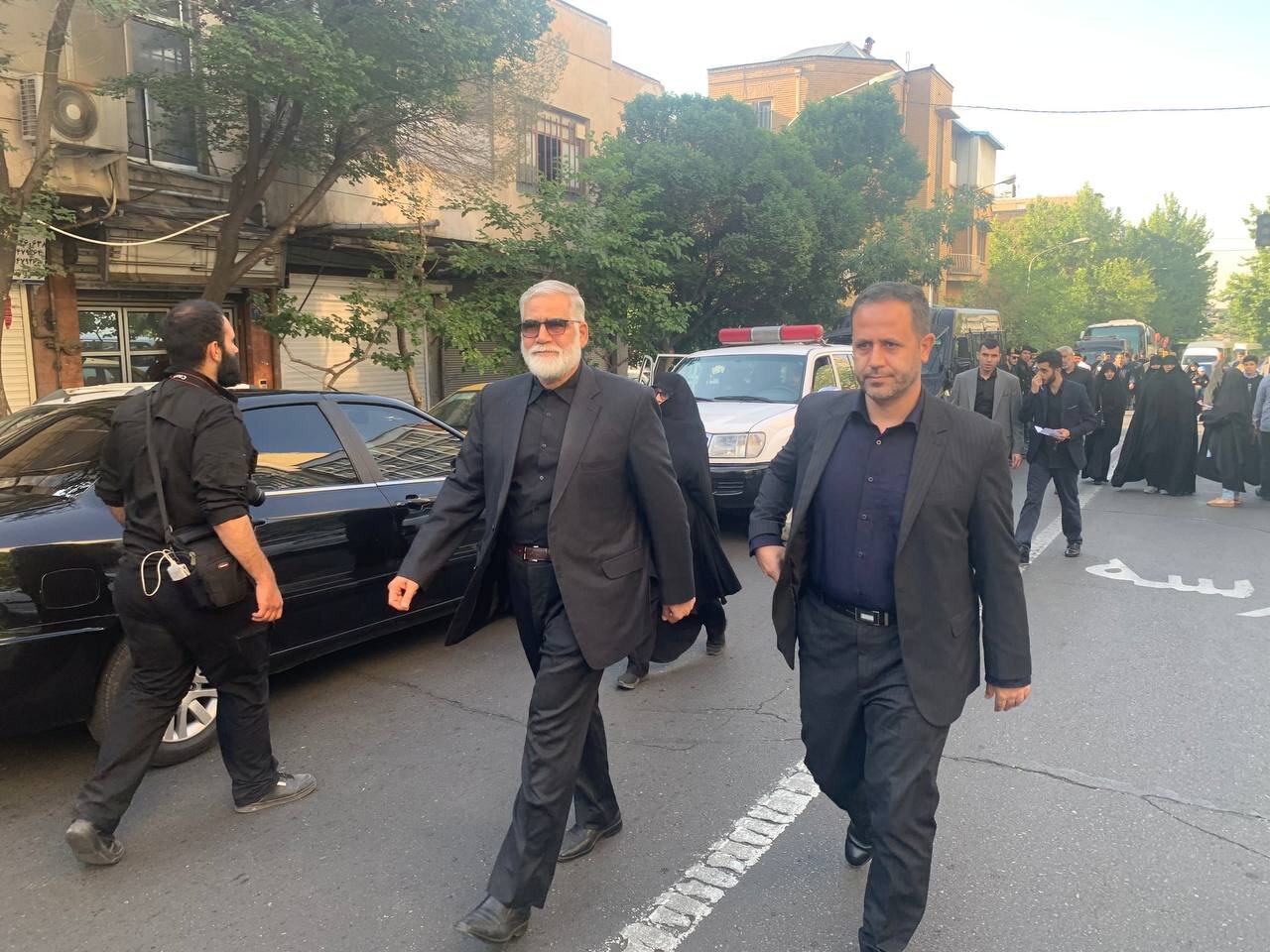تصاویری از مقامات بلندپایه نظامی و سیاسی در خیابان های تهران/گپ و گفت مردم با سردار حاجی زاده /عارف هم آمد