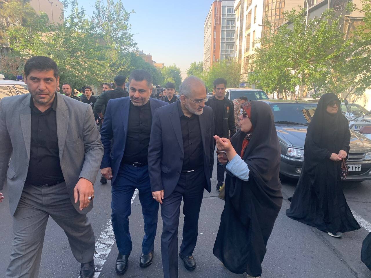 تصاویری از مقامات بلندپایه نظامی و سیاسی در خیابان های تهران/گپ و گفت مردم با سردار حاجی زاده /عارف هم آمد