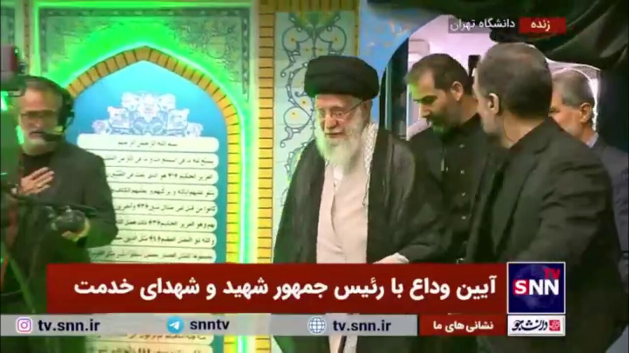ورود رهبر انقلاب به دانشگاه تهران برای اقامه نماز بر پیکر شهدای سانحه بالگرد