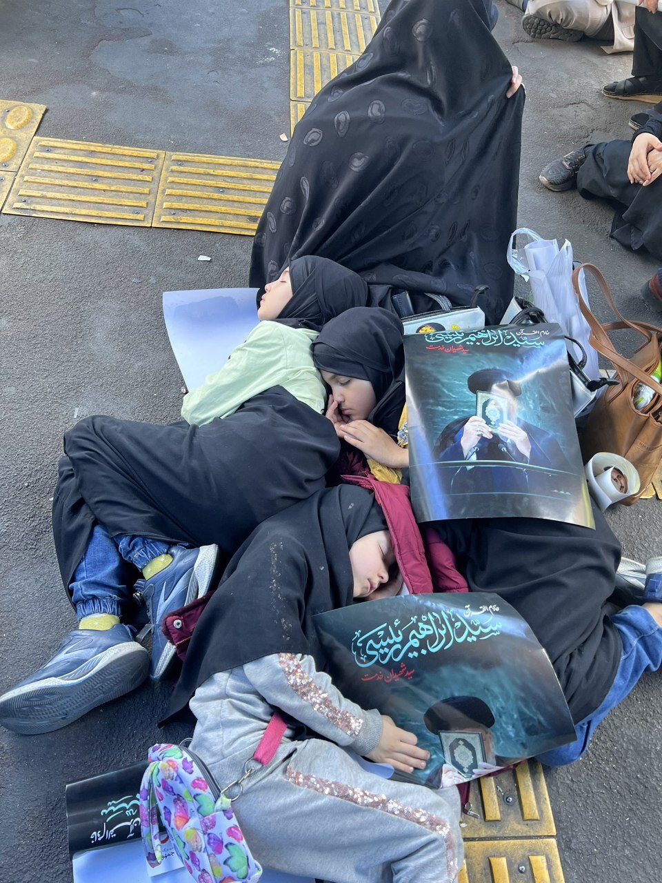 عکس | تصویر خاص از دختران در تهران در غم از دست دادن رئیسی؛ خوابیدن روی زمین در کنار مادر