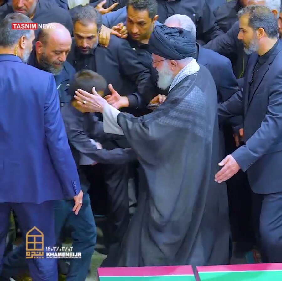 تصاویری از نوه های ابراهیم رئیسی در آغوش رهبر انقلاب