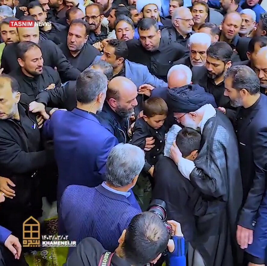 تصاویری از نوه های ابراهیم رئیسی در آغوش رهبر انقلاب 5