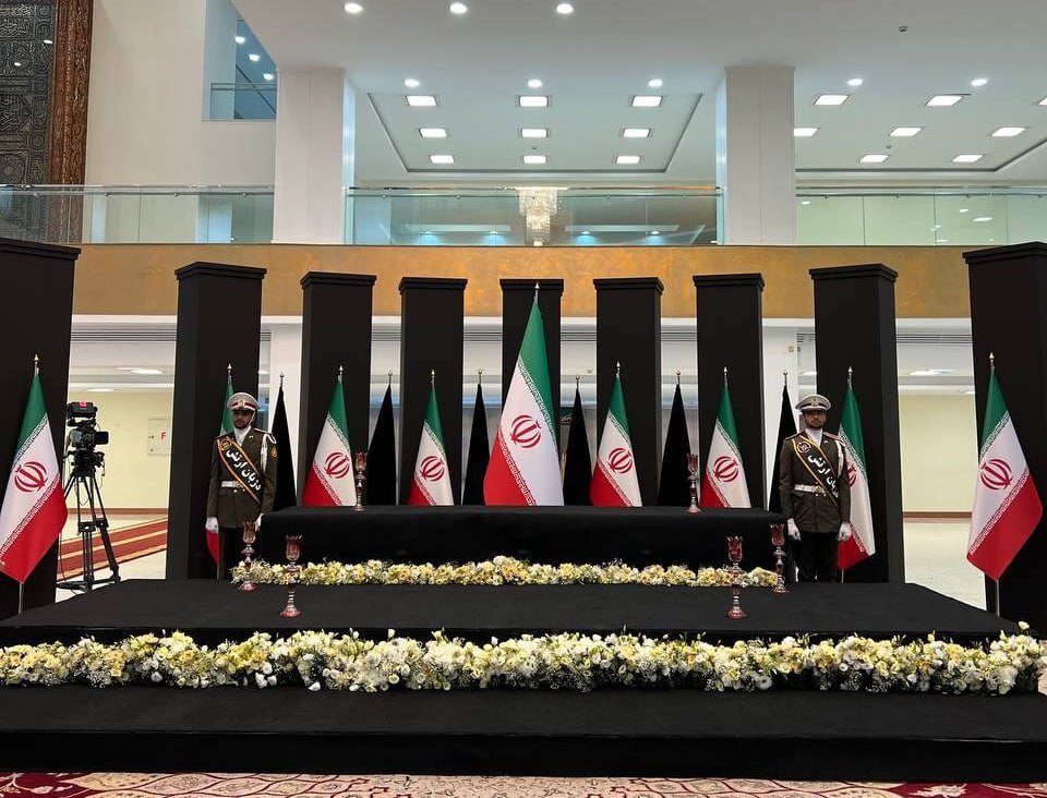 عکس | جایگاه ادای احترام به پیکر شهدای خدمت از سوی سران و نمایندگان کشورهای خارجی در سالن اجلاس سران