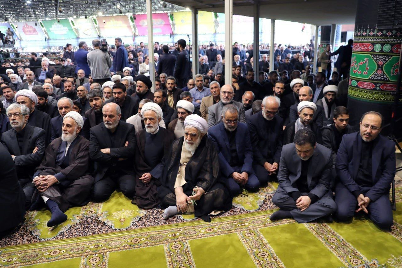 عکس | تصویری از حضور ناطق نوری و حداد عادل در مراسم تشییع پیکر رئیسی و همراهانش