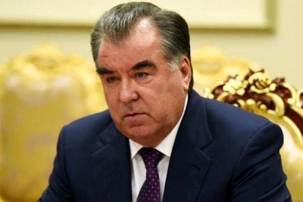 رئیس‌جمهور تاجیکستان به رئیس‌جمهور شهید و همراهان در جایگاه یادبود سالن...