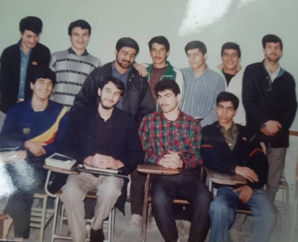 عکس | تصویر دوران جوانی شهید امیرعبداللهیان در کنار همکلاسی‌های دوران دبیرستان