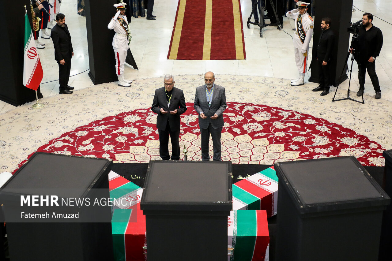 سیاسیون خارجی اینگونه به شهید رئیسی، وزیرخارجه و سرتیپ موسوی ادای احترام کردند +تصاویر