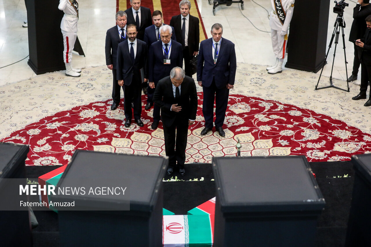 سیاسیون خارجی اینگونه به شهید رئیسی، وزیرخارجه و سرتیپ موسوی ادای احترام کردند +تصاویر