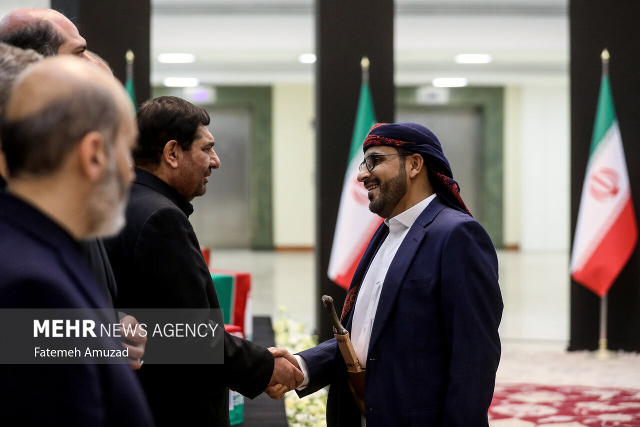 تصاویری از ادای احترام مقامات خارجی بر پیکر ابراهیم رئیسی و همراهانش/ دو مقام خارجی زن هم بودند/ این مقام سیاسی با خنجر آمد