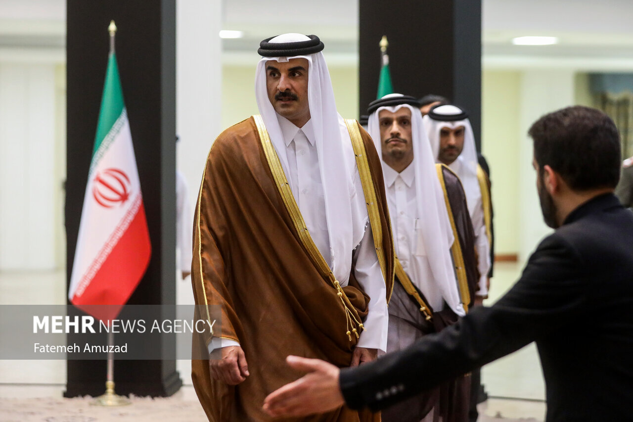 تصاویری از ادای احترام مقامات خارجی بر پیکر ابراهیم رئیسی و همراهانش/ دو مقام خارجی زن هم بودند/ این مقام سیاسی با خنجر آمد