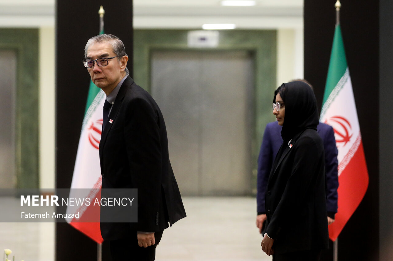 تصاویری از ادای احترام مقامات خارجی بر پیکر ابراهیم رئیسی و همراهانش/ دو مقام خارجی زن هم بودند/ این مقام سیاسی با خنجر آمد