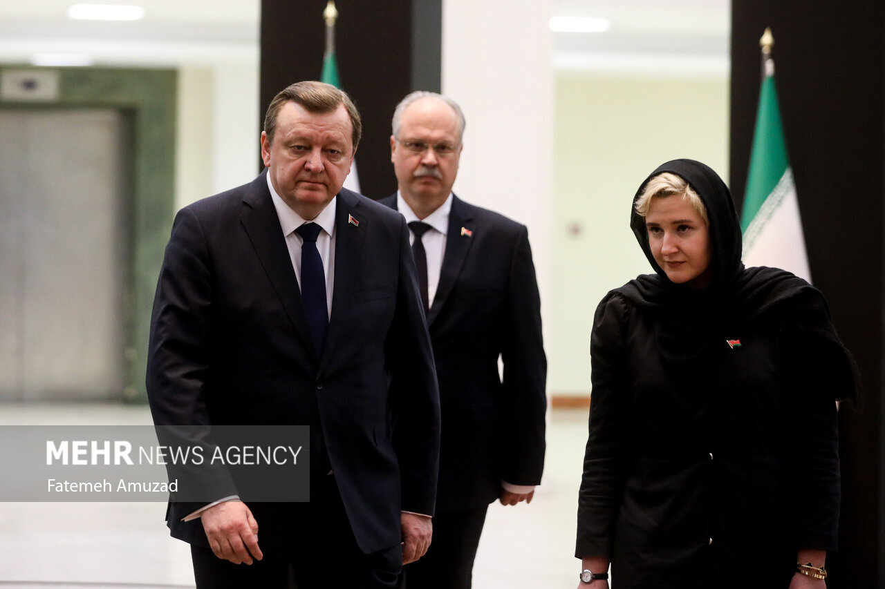 تصاویری از ادای احترام مقامات خارجی بر پیکر ابراهیم رئیسی و همراهانش/ دو مقام خارجی زن هم بودند/ این مقام سیاسی با خنجر آمد