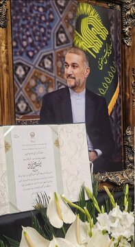 اعطای نشان و لباس خادمی آستان قدس به خانواده شهید امیرعبداللهیان