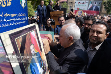 عکس | گریه ظریف در کنار تابوت امیرعبداللهیان