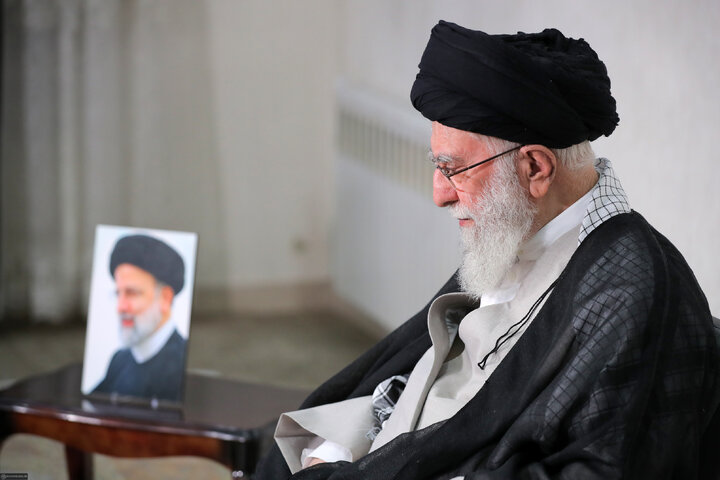 عکس | تصویری قدیمی از رهبر انقلاب در کنار قاب عکس آیت‌الله بهشتی پس از ترور