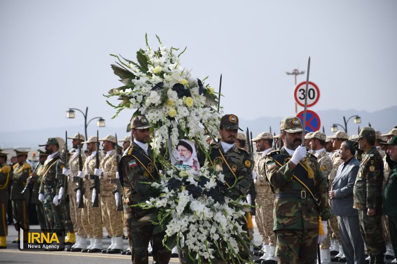 تصویری از تابوت رئیس جمهور شهید در فرودگاه بیرجند