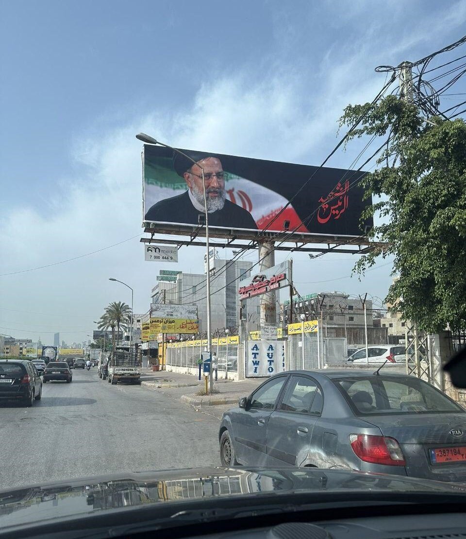 تصویری از شهید رئیسی در خیابان‌های لبنان