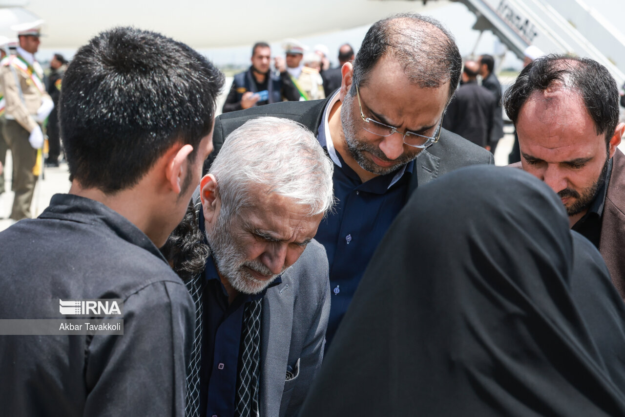 تصاویری از حاج منصور ارضی و سردار قاآنی در فرودگاه مشهد 2