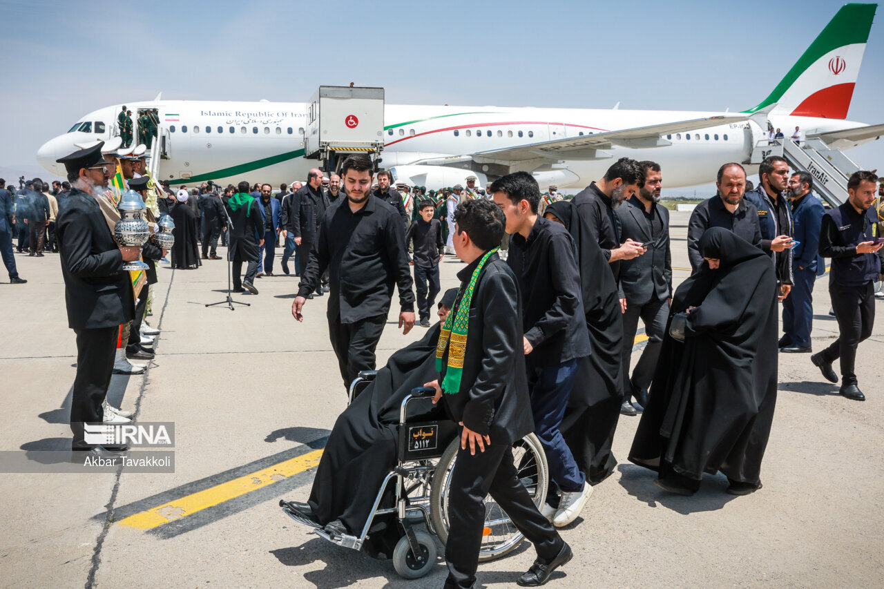 تصاویری جدید از مادر رئیس جمهور در فرودگاه مشهد/ مادر به استقبال پسر رفت