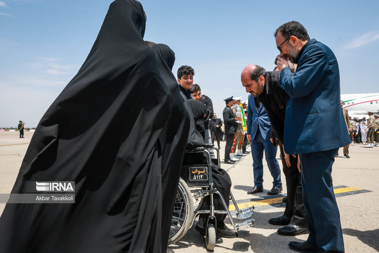 تصاویری جدید از مادر رئیس جمهور در فرودگاه مشهد / مادر به استقبال پسر رفت 3