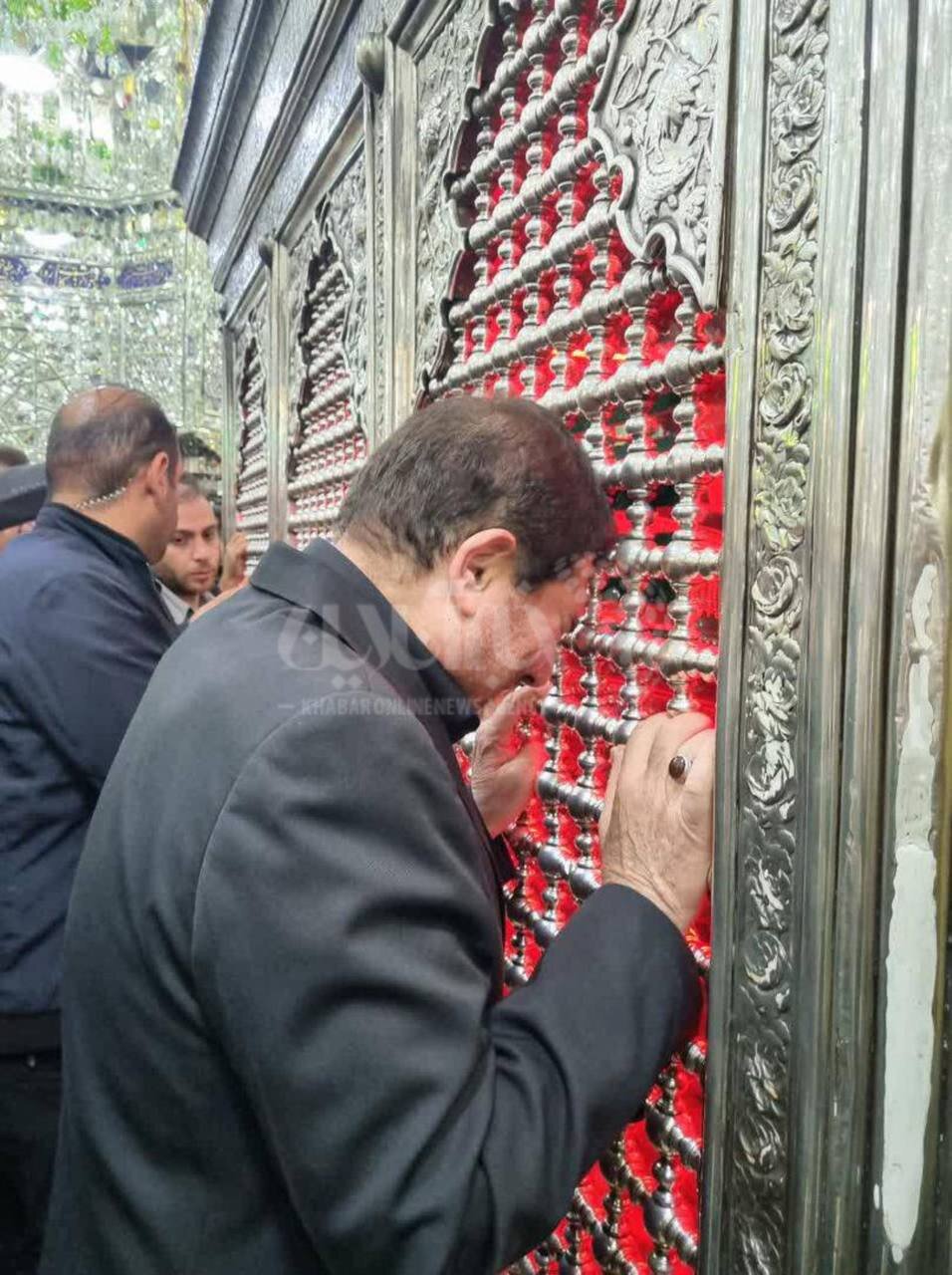 عکس | گریه سوزناک مخبر در حرم حضرت عبدالعظیم