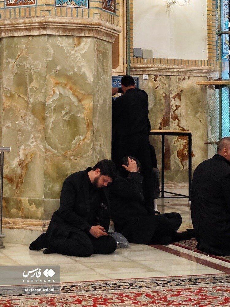 عکسی از چهره ماتم زده محافظ ابراهیم رئیسی در مراسم تشییع پیکر