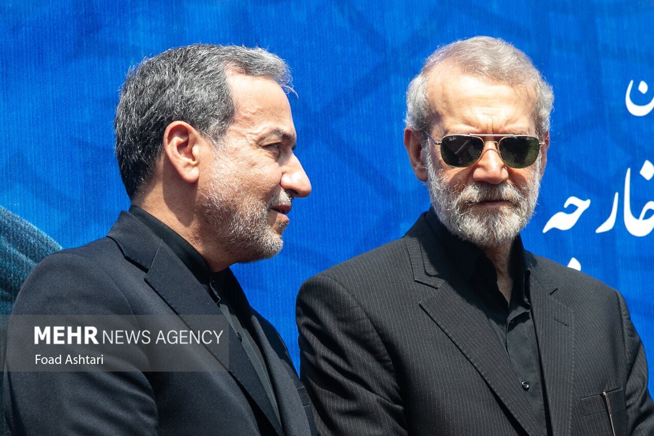 تصاویری از علی لاریجانی و ۲ مقام دولت روحانی در مراسم تشییع حسین امیرعبداللهیان