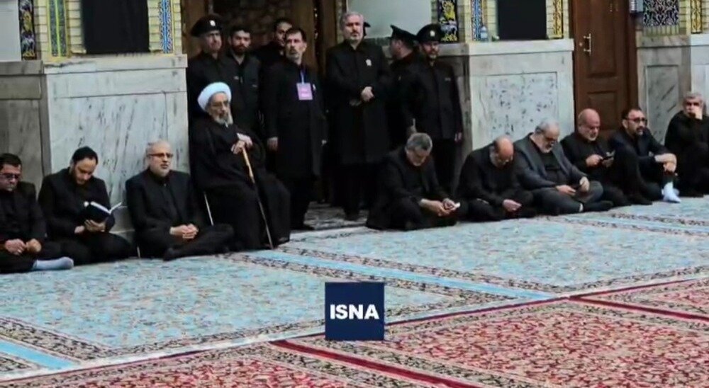 عکسی از وزرای دولت در مراسم تدفین رئیس جمهور شهید