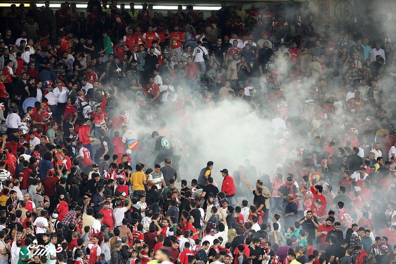عکس| پرسپولیسیها نارنجک زدند،ورزشگاه ترکید!