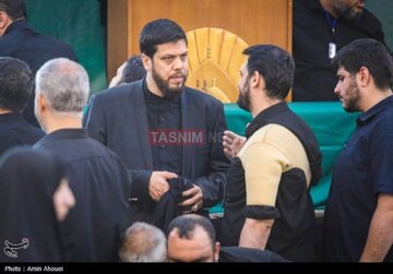 حضور جواد مهرابی محافظ رئیس‌جمهور در مراسم تشییع شهید موسوی