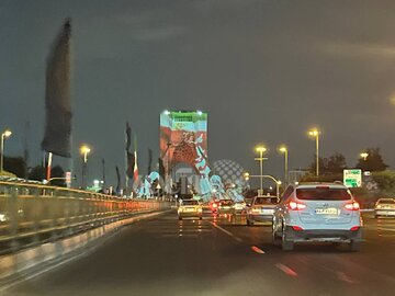 تصاویر شهدای سانحه هوایی بر روی برج آزادی