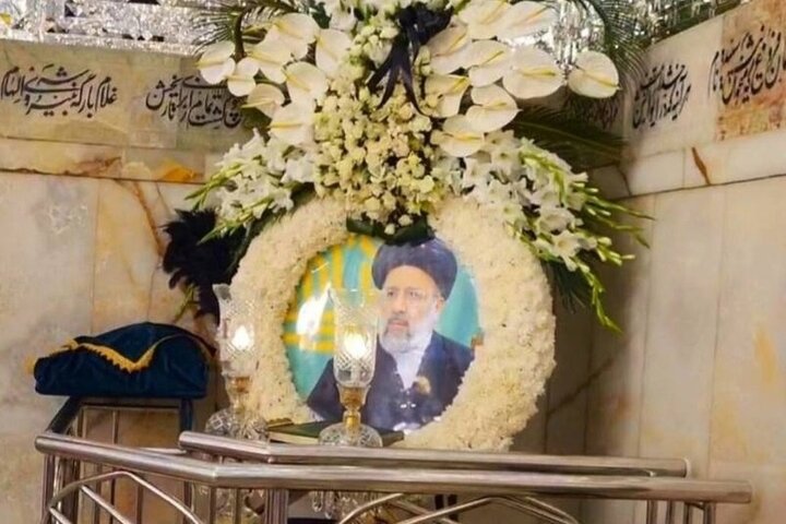 ببینید | حال‌وهوای مزار رئیس جمهور شهید یک روز پس از تدفین در حرم رضوی