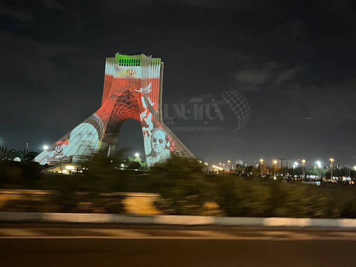 تصاویر شهدای سانحه هوایی بر روی برج آزادی