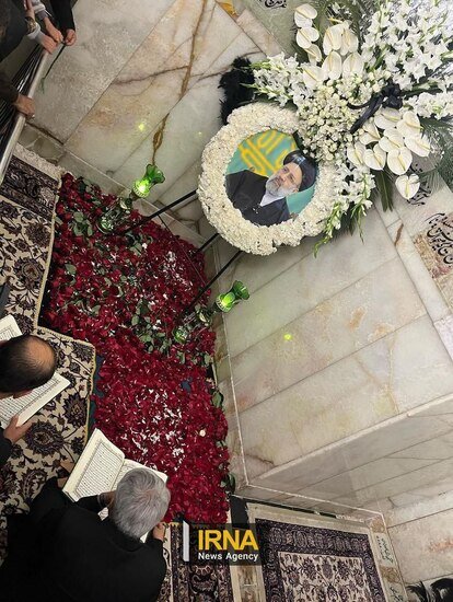 عکس جدید از مزار ابراهیم رئیسی در حرم رضوی