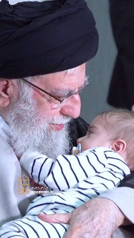 عکسی از کوچکترین نوه رئیسی در آغوش رهبر انقلاب