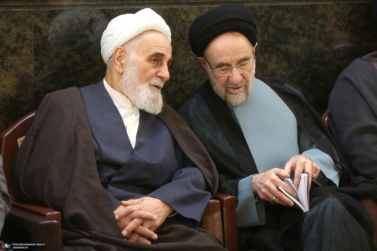 عکسی از گپ و گفت سیدمحمد خاتمی و ناطق نوری در یک مراسم
