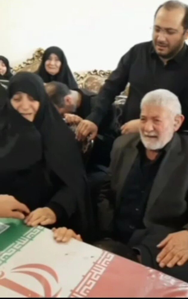عکسی تلخ از آخرین وداع خانواده استاندار شهید با پیکر فرزندشان 3