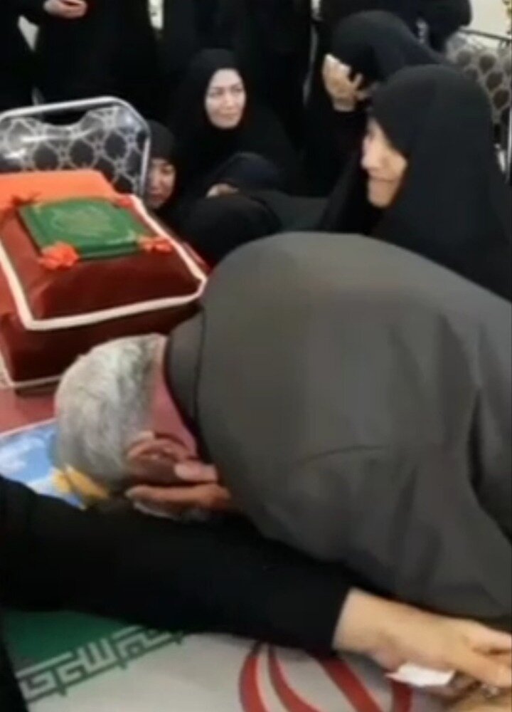 عکسی تلخ از آخرین وداع خانواده استاندار شهید با پیکر فرزندشان 2
