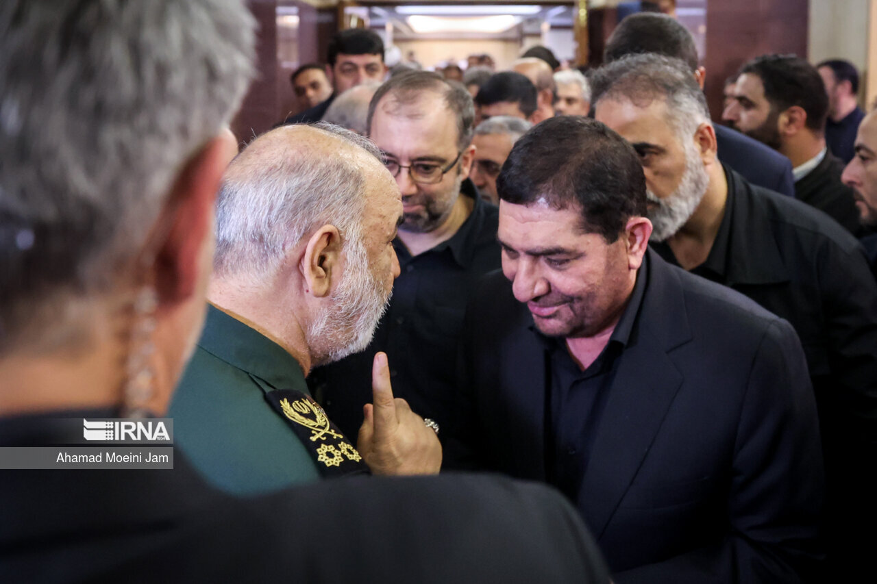 تصاویری از حضور علی لاریجانی در مراسم ترحیم وزیر امور خارجه/ فرمانده بلندپایه سپاه هم آمد