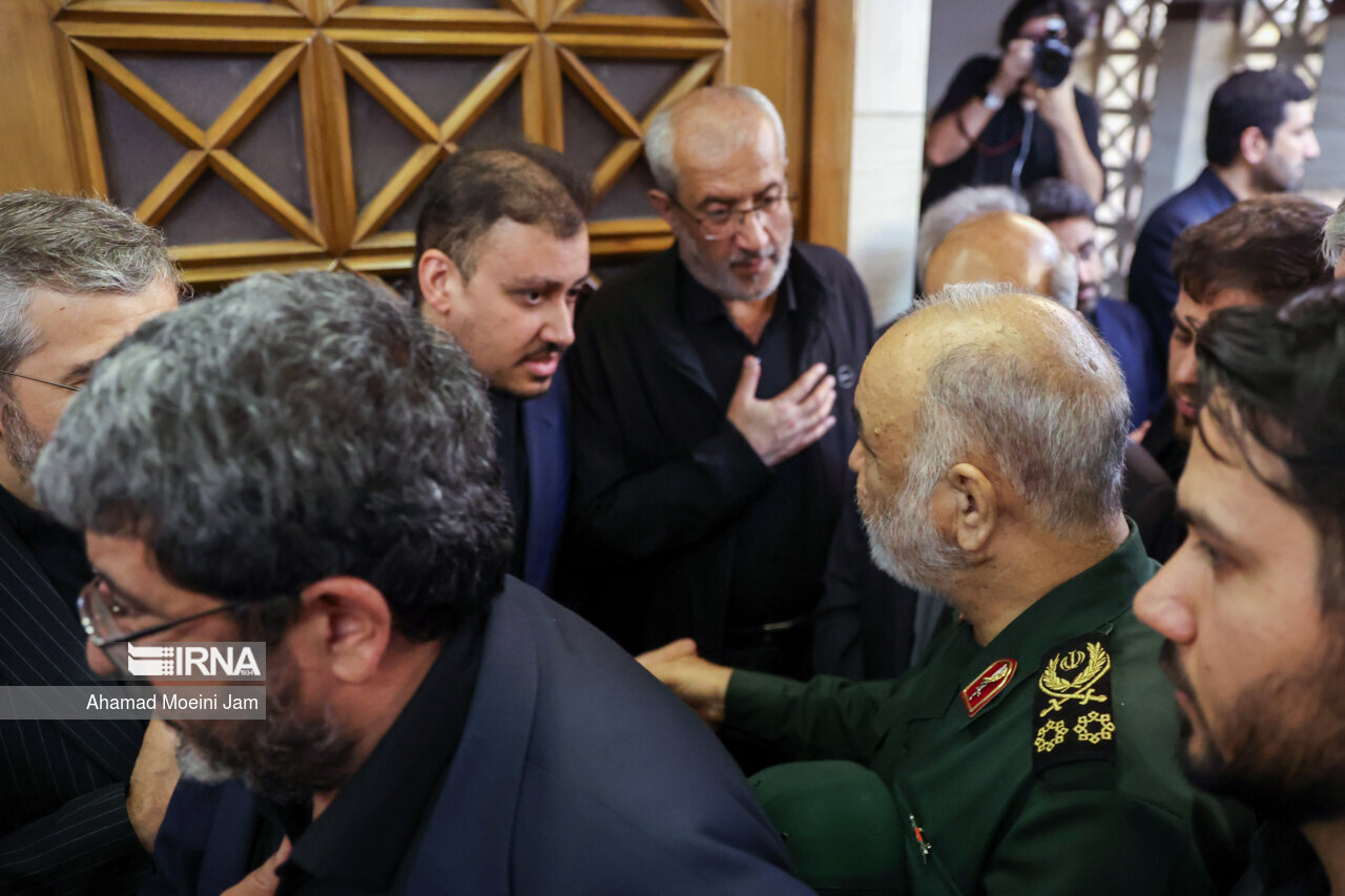 تصاویری از حضور علی لاریجانی در مراسم ترحیم وزیر امور خارجه / فرمانده بلندپایه سپاه هم آمد 3