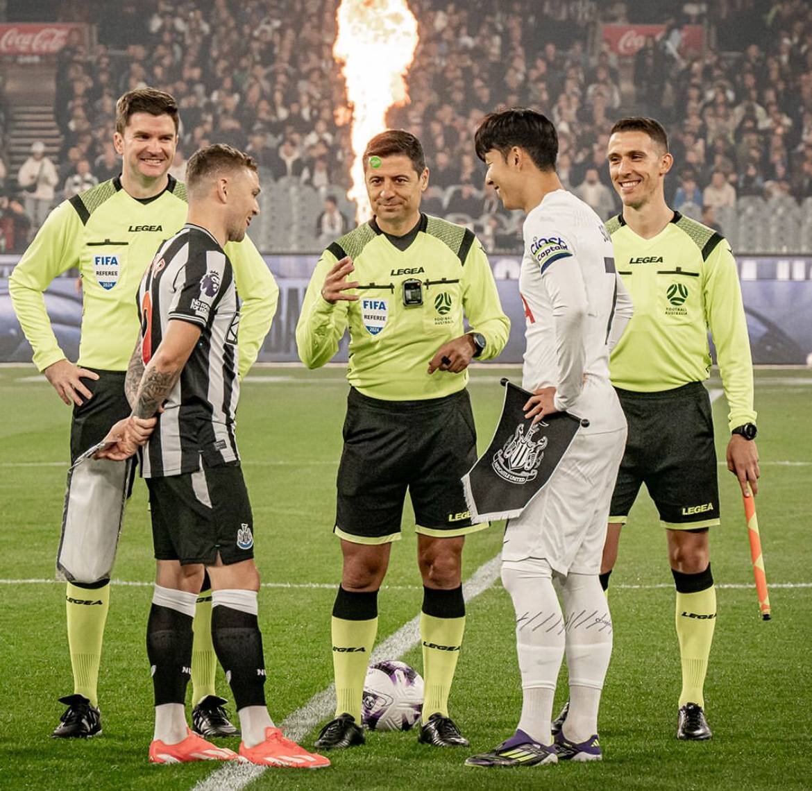 عکس| لبخند فغانی از قضاوت بازی نیوکاسل - تاتنهام