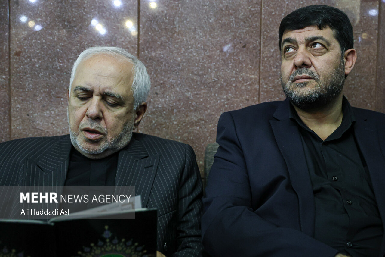عکسی از گپ و گفت فرماندهان کل سپاه و ارتش و ظریف در حاشیه مراسم ترحیم وزیرخارجه شهید 3