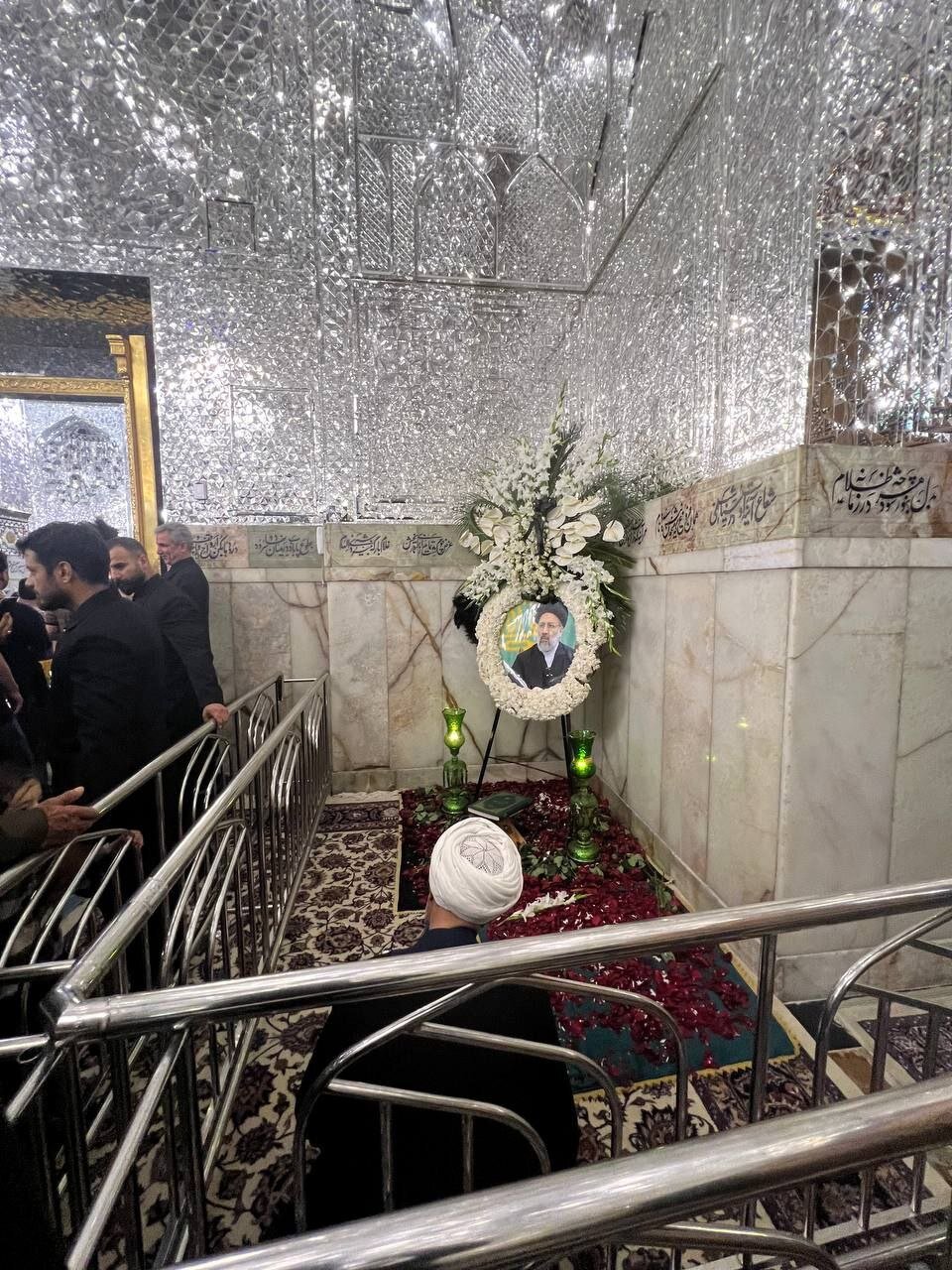 عکس | تصویری تازه از مزار شهید رئیسی در حرم امام رضا (ع)