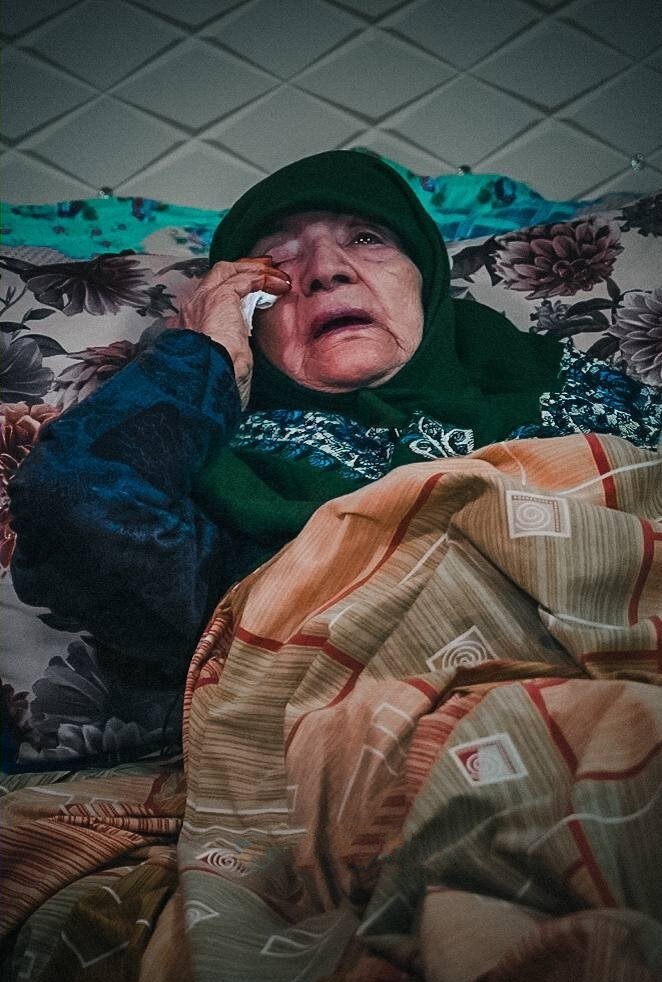 عکس | تصویری جدید از اشک‌های جانسوز مادر شهید رئیسی