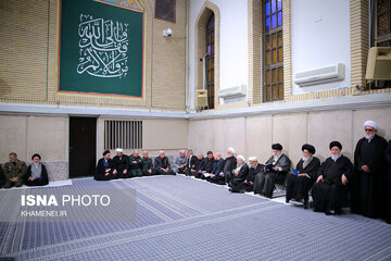 عکسی از علم الهدی و پدر آیتالله آل هاشم در مراسم بزرگداشت شهدای خدمت در محضر رهبری
