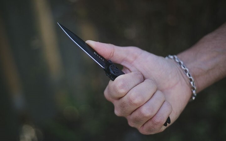 ببینید | تصاویر جنجالی از حمله یک زامبی با چاقو به پلیس!
