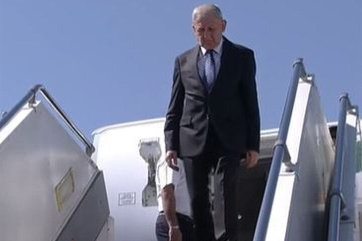 ببینید | لحظه خروج رئیس جمهور عراق از هواپیما در ورود به خاک ایران