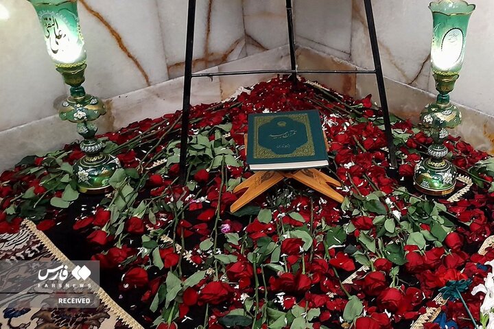 حضور زائران حرم رضوی در کنار مزار شهید رئیسی